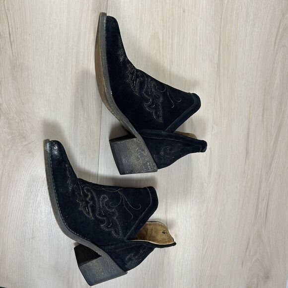 Elegant Black Ankle Boots with Intricate Stitching. The brand is Circle G. - Picture 16 of 16